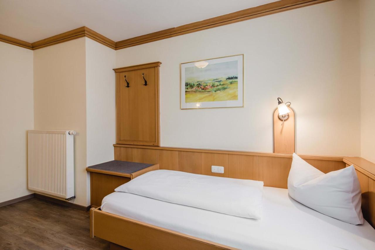 Hotel Bayrischer Loewe Osterhofen Ngoại thất bức ảnh