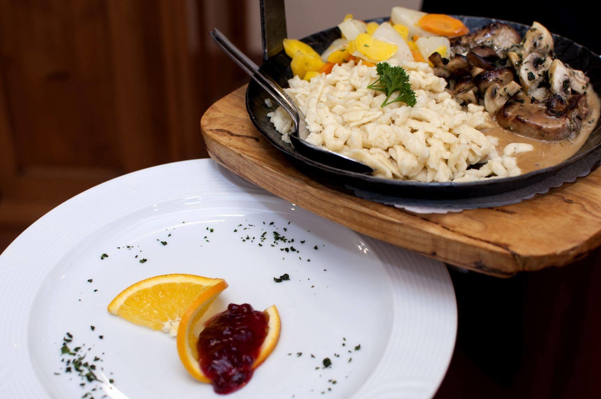 Hotel Bayrischer Loewe Osterhofen Ngoại thất bức ảnh