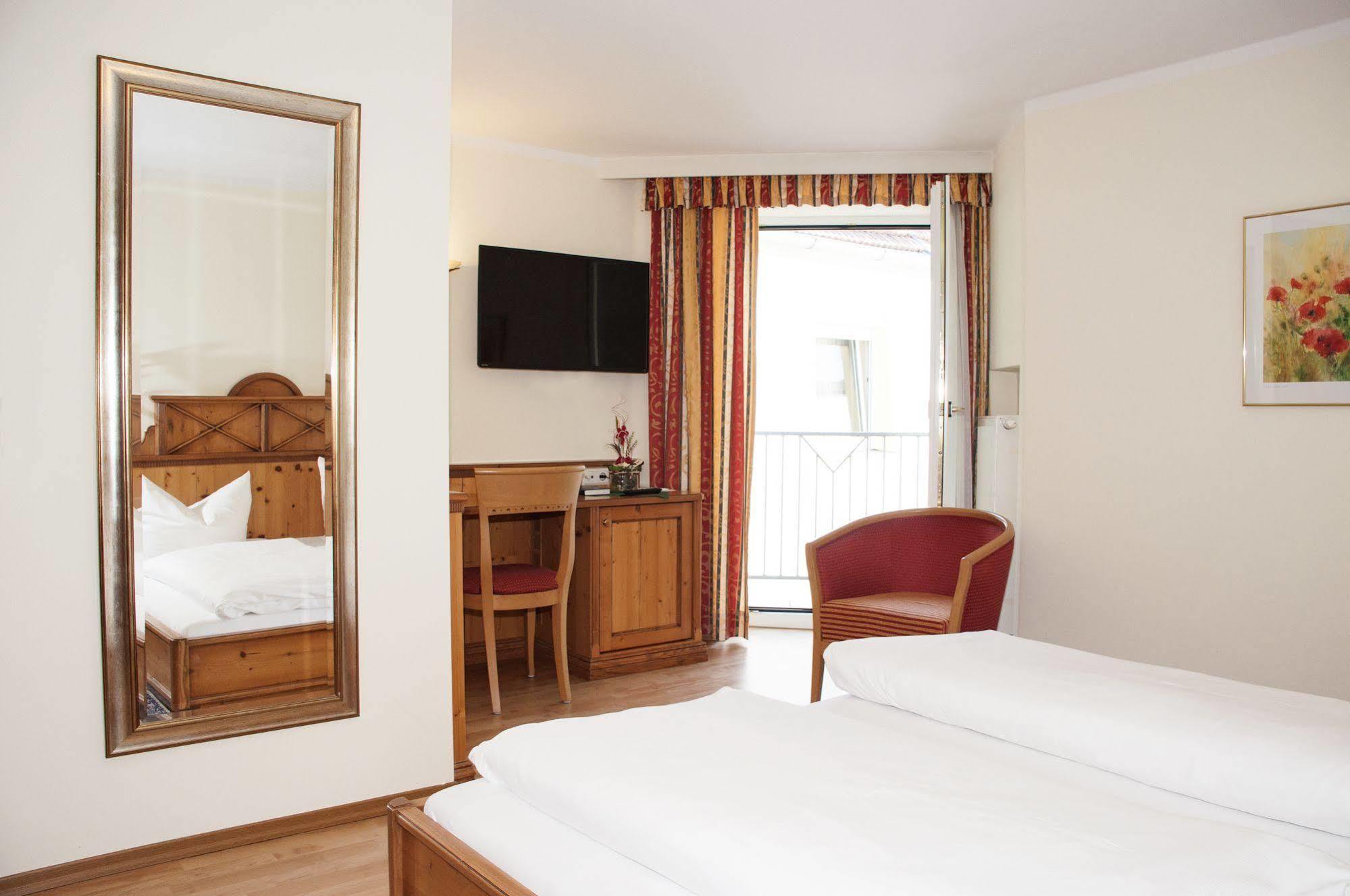 Hotel Bayrischer Loewe Osterhofen Ngoại thất bức ảnh